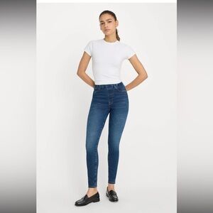 NWT Good American Jean Size XS Good Legs Skinny Extra Stretch inseam 29”
$99